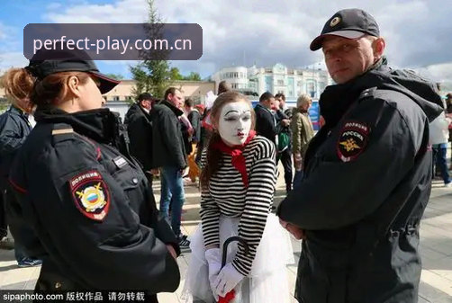 世界杯安保策略深度分析：英国警员赴美人数骤减背后的博弈